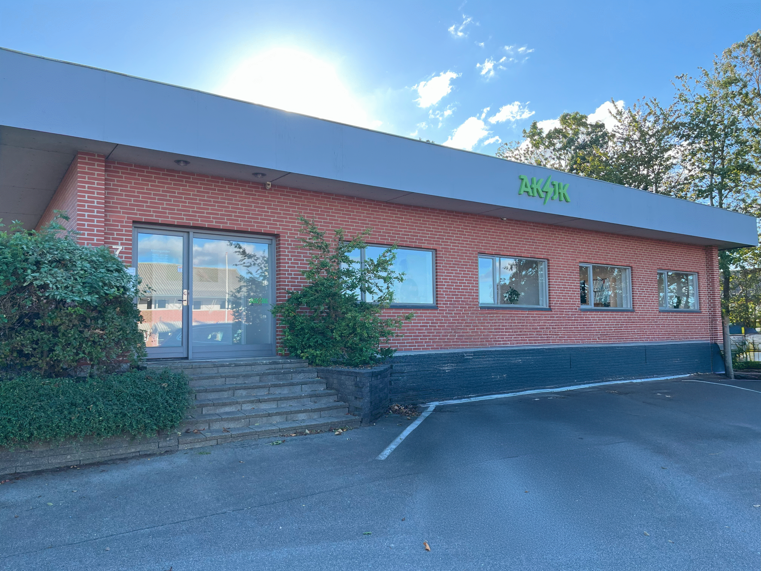 Facaden af Uggerly Installations afdeling i Esbjerg på adressen: Høgevej 7, 6705 Esbjerg Ø.