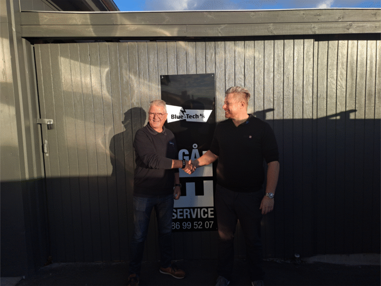 Afdelingsleder Steffen Rosendal (th) giver hånd til direktør af Blue Tech Carsten Christensen