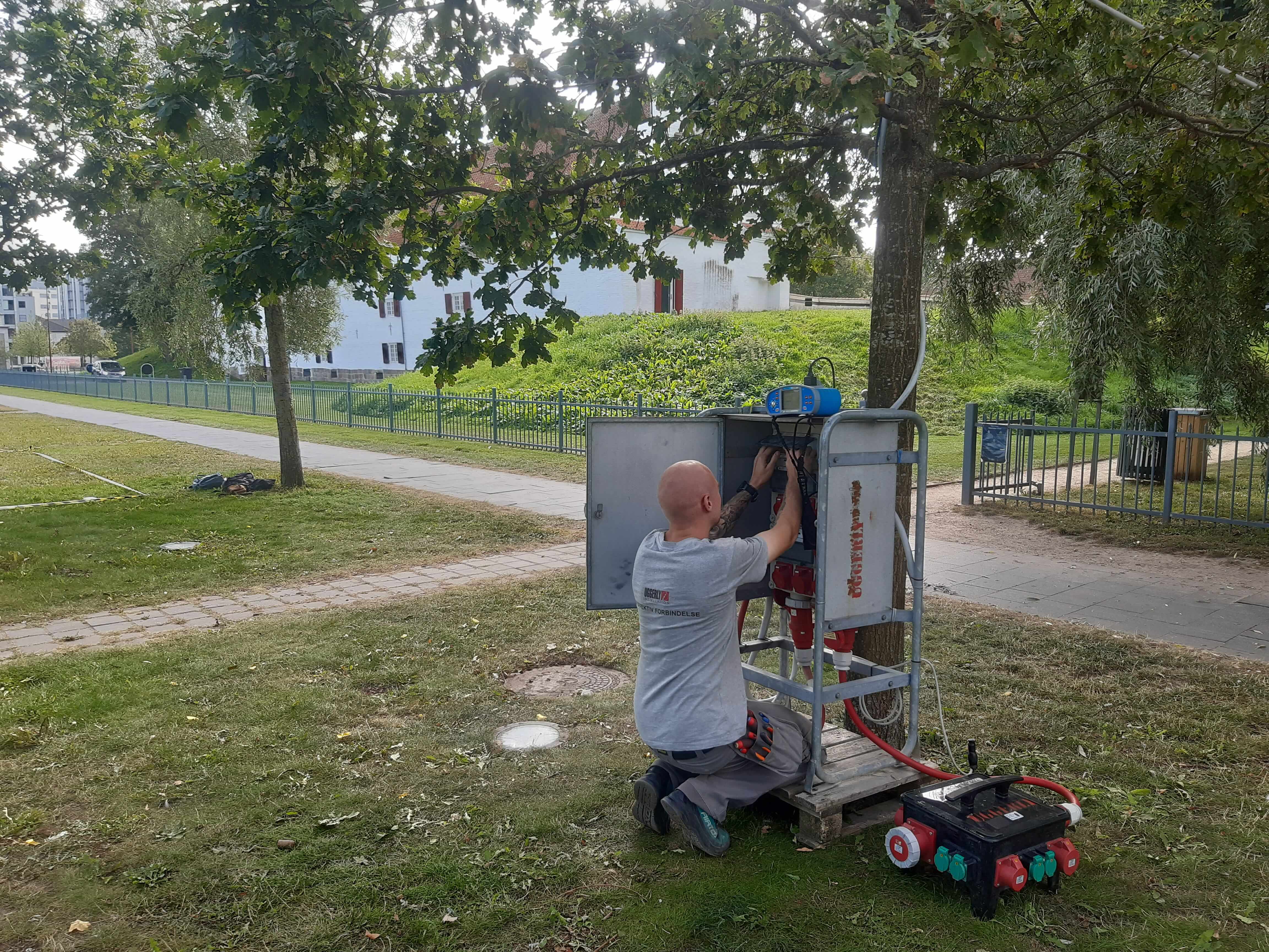Elektriker som udfører et el-tjek