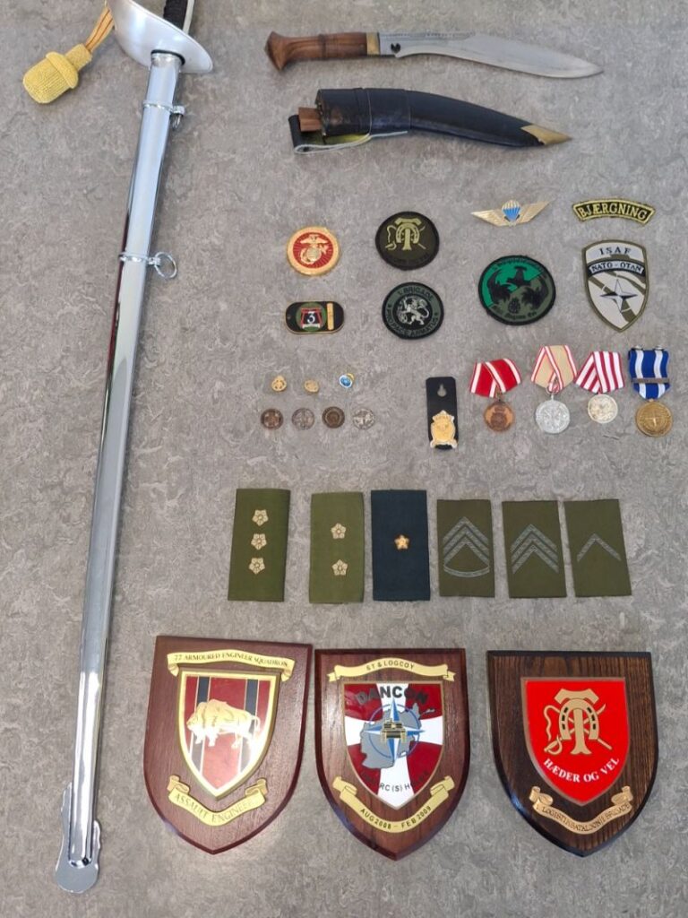 Michael Theilgaards sabel, kniv, medaljer og distinktioner fra hans tid i uniform.